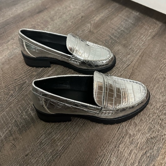 Old Navy metallic snake skin style loafers size 6.5 silver shoes - Picture 4 of 8